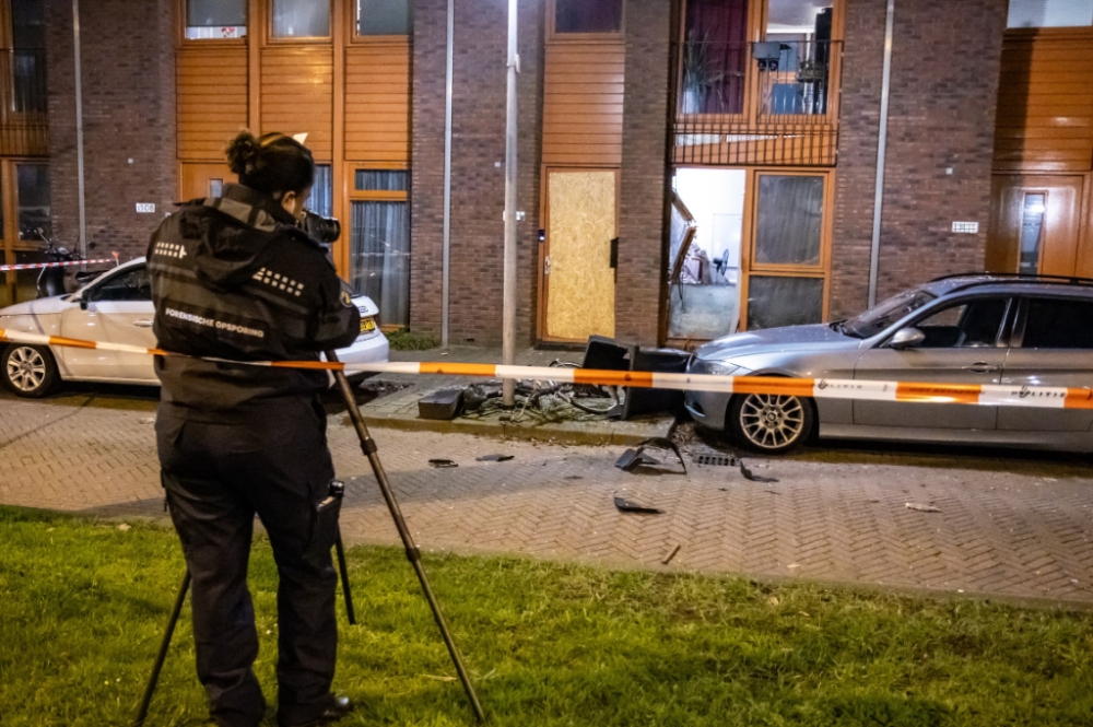 Explosie woning moeder René F.: &#039;Bakkie door window, vuurwerkbom naar binnen&#039;