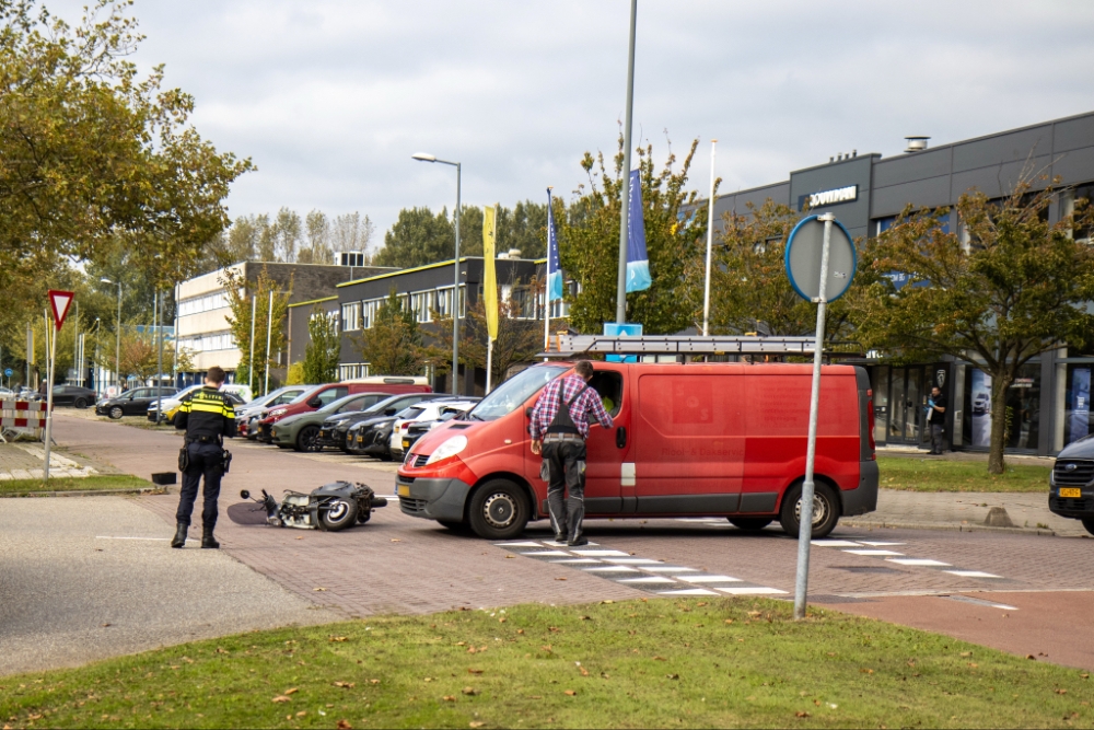 Vrouw rijdt met scooter tegen auto aan en raakt gewond