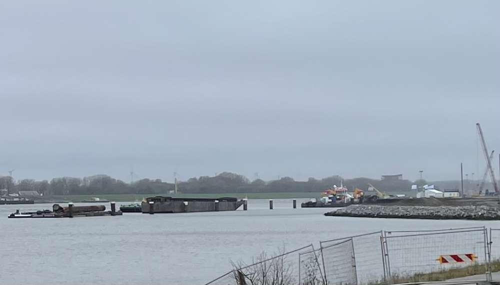 Scheepvaartverkeer ligt voorlopig nog stil na lek in afgezonken tunneldeel