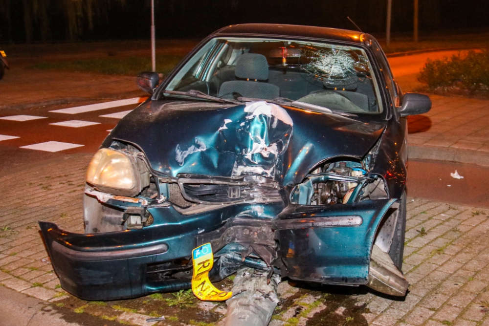 Dronken bestuurder ramt paal met auto