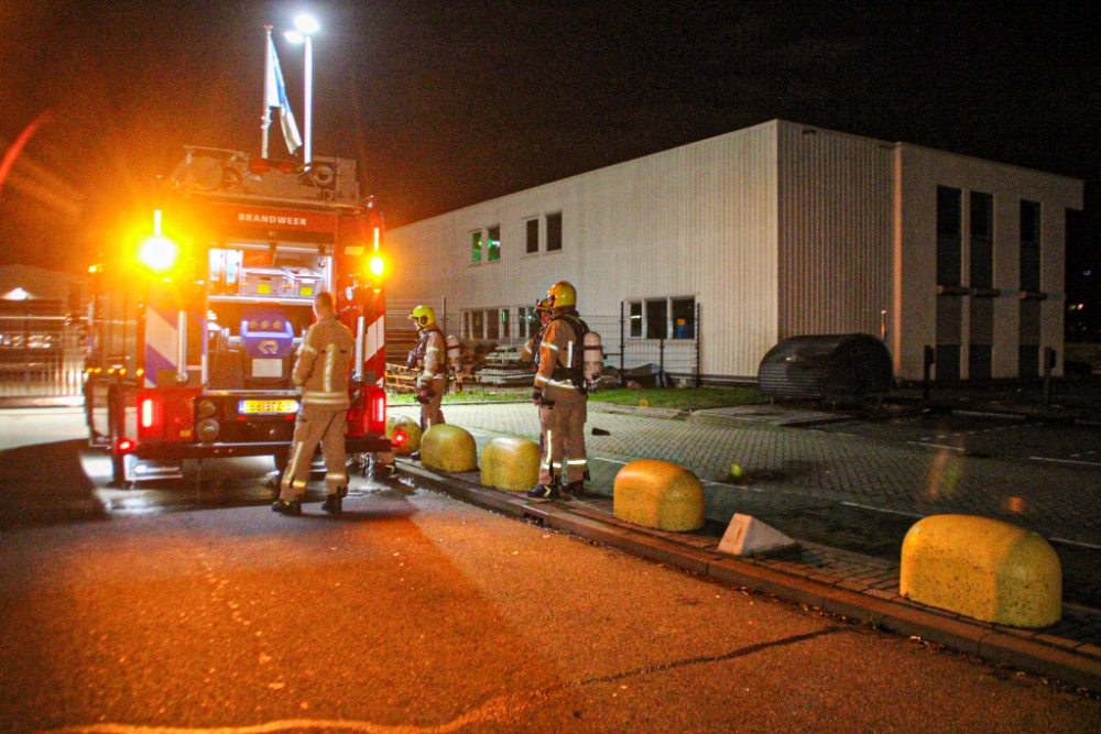 Brandweer blust brandje onder camper en in fietsenrek