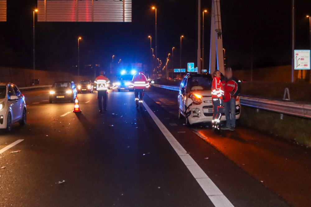 Auto&#039;s botsen op half afgesloten A4