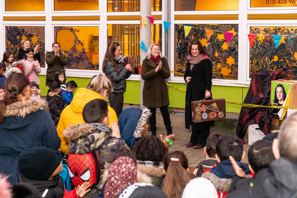 Sanne Rooseboom door wethouder Van Aaken geïnstalleerd als schoolschrijver op OBS Het Kleurrijk