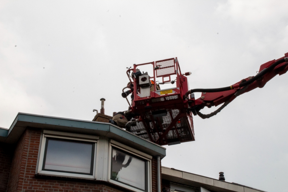 Man zit op de Vlaardingerdijk vast op het dak; brandweer schiet te hulp