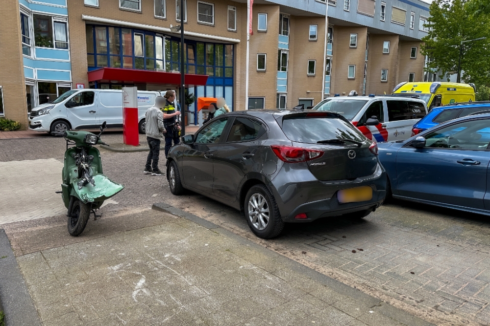 Scooterrijdster raakt gewond bij botsing met auto