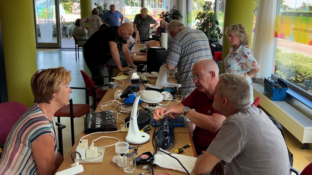 In repaircafé Schiedam wordt van alles gerepareerd, als de apparaten opengaan tenminste…