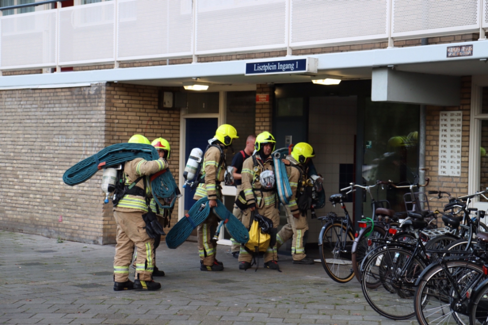 Brandweer oefent grote brand in flat in Schiedam