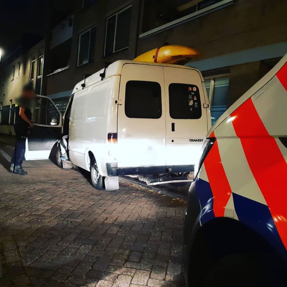 Camperbestuurder neemt de trambaan