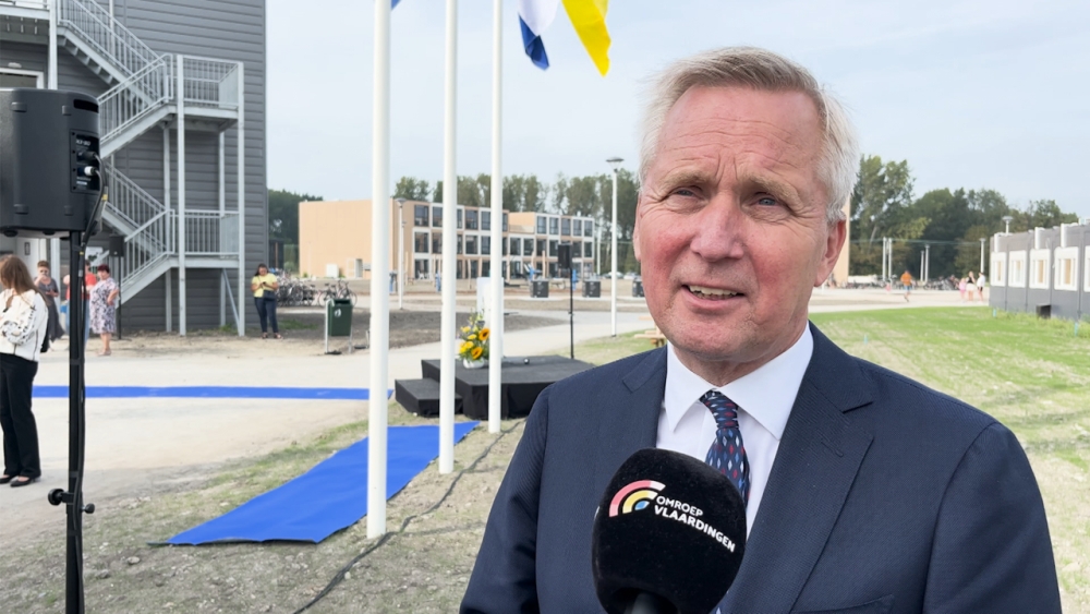 Staatssecretaris Erik van der Burg voor de camera van Omroep Vlaardingen bij de opening van de wijk Mrija.