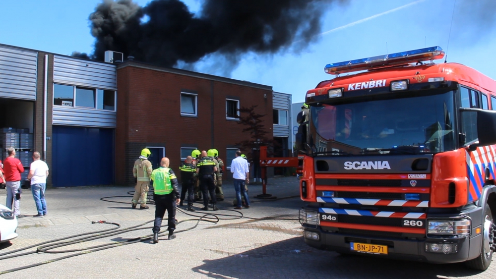 Buren blussen mee bij brand vlakbij vuurwerkopslag