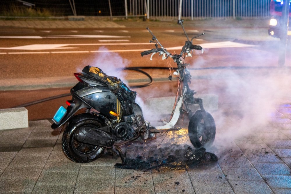 Scooter vliegt in brand tijdens het rijden