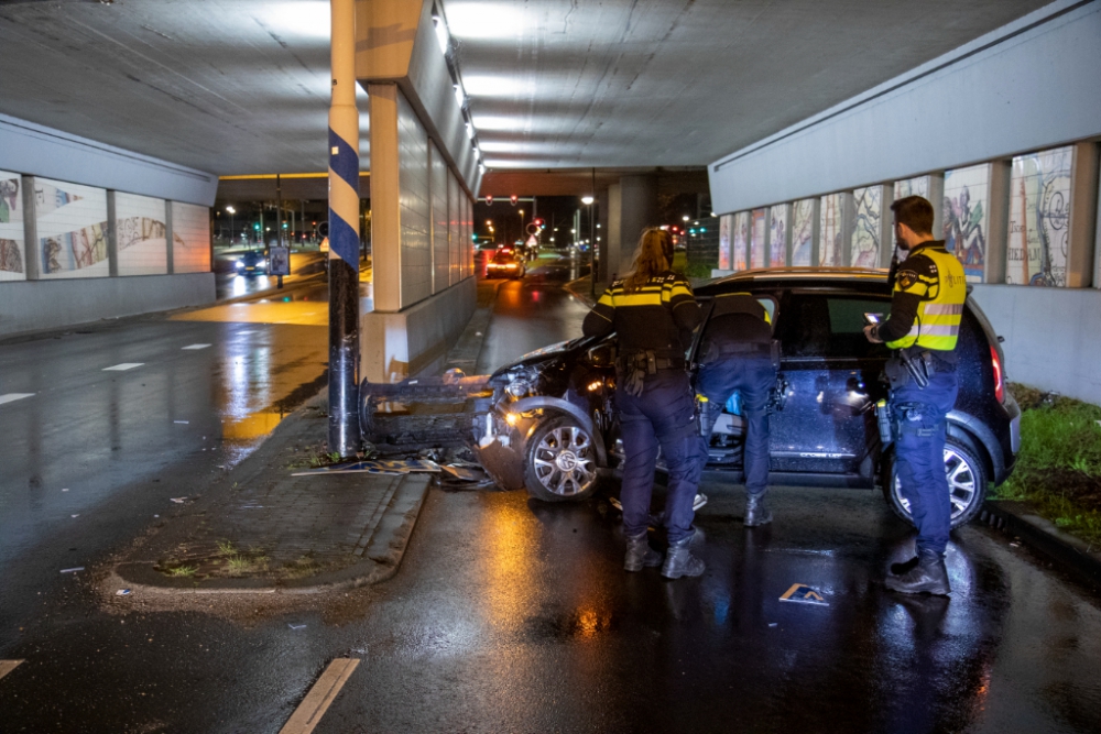 Automobiliste botst hard op paal