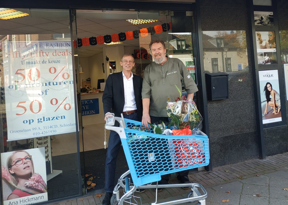 Winkeliers op de Groenelaan steken overvallen wijkbewoonster hart onder de riem