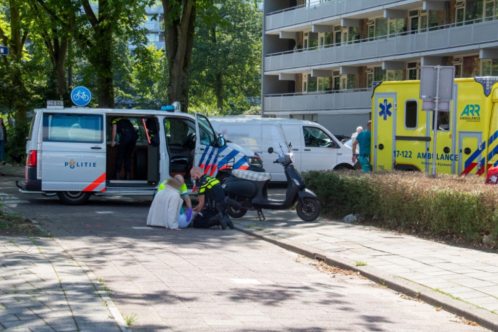 Scooterrijdster gewond na aanrijding met busje