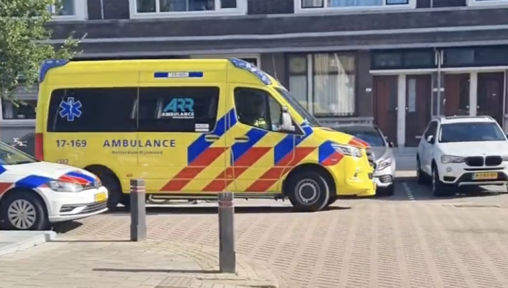 Man valt van ladder in de Van &#039;s-Gravesandestraat