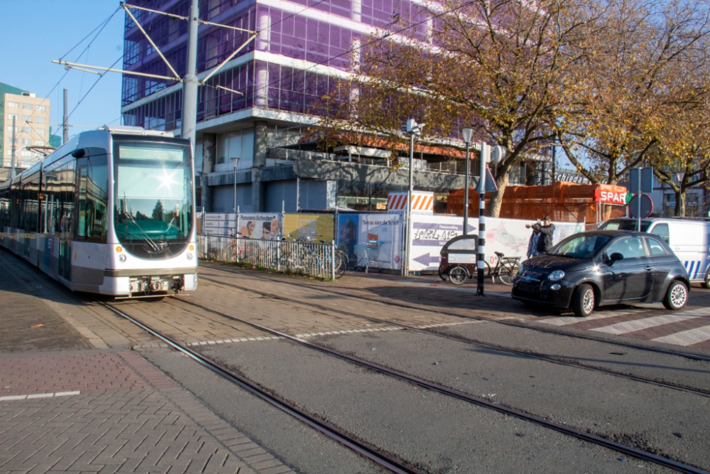 Vertraging tramlijn 24 door aanrijding met auto op de Overschiesestraat