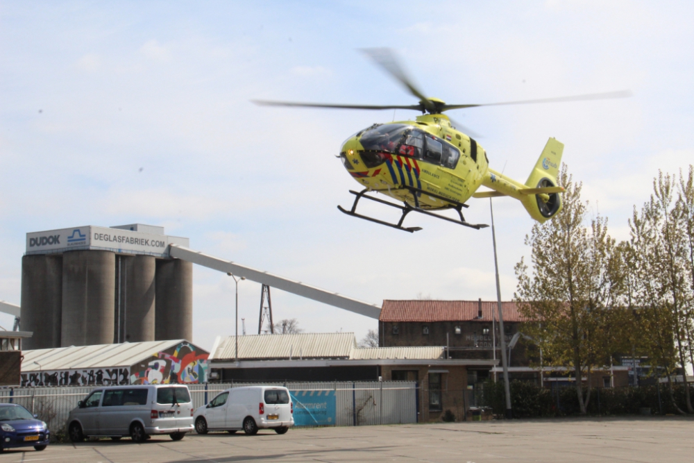 Traumahelikopter landt op Buitenhavenweg voor medisch incident Rotterdamsedijk