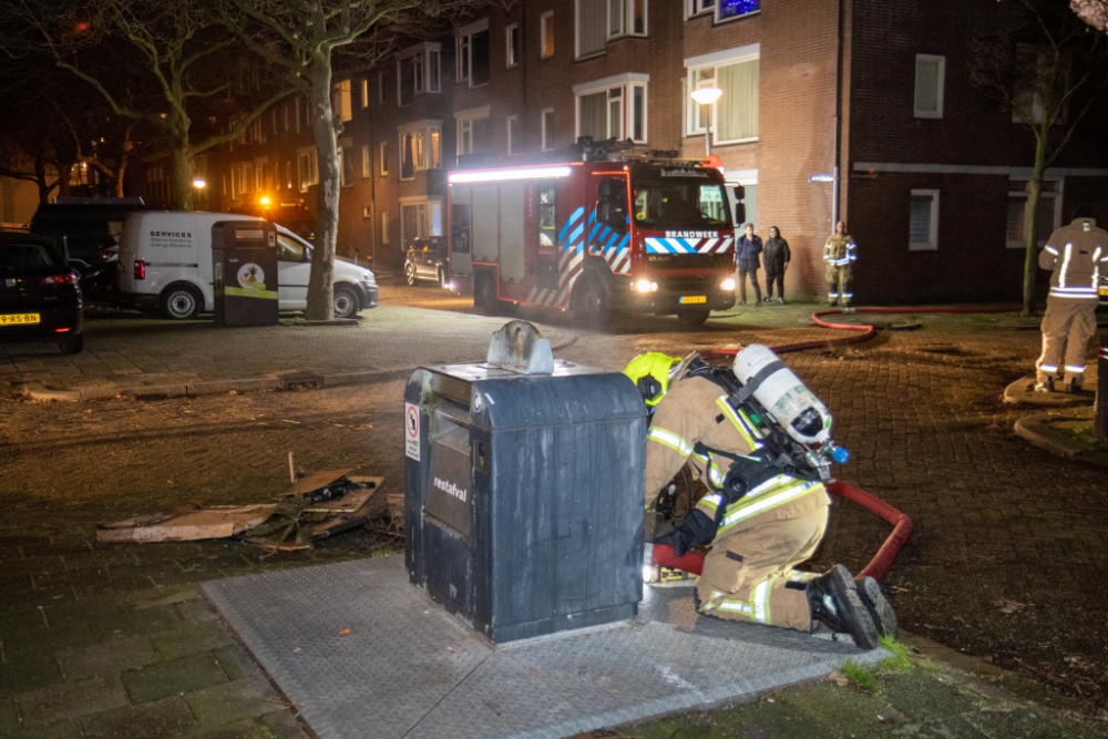 Kastje, kerstboom en container in brand gestoken in de Mariastraat