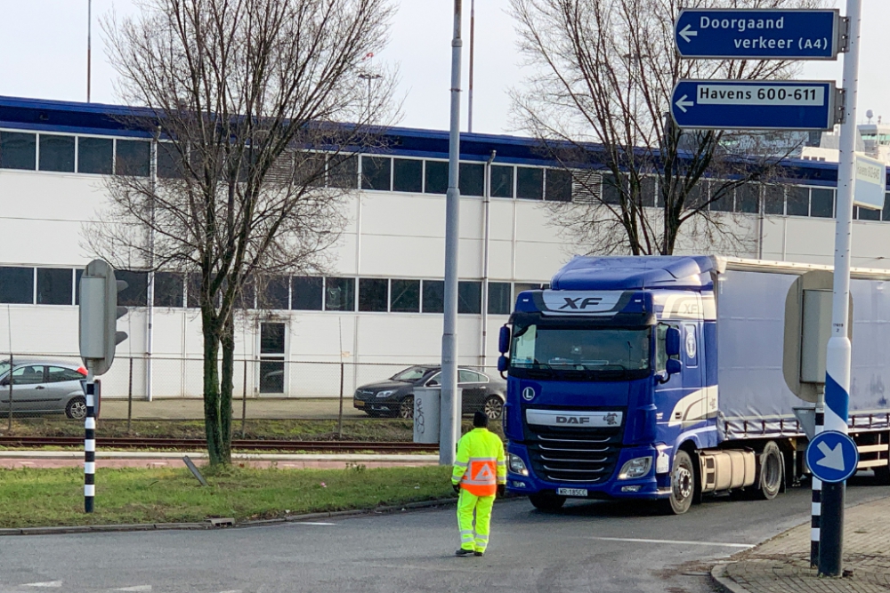 Verkeersregelaars voorkomen chaos bij Vijfsluizen door naderende Brexit