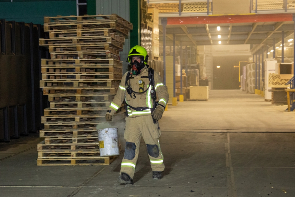 Loods vol rook door brand in perscontainer &#039;s-Gravelandseweg