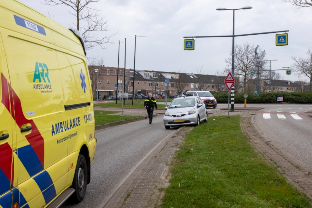 Auto rijdt tegen de stoep: inzittenden gewond naar het ziekenhuis