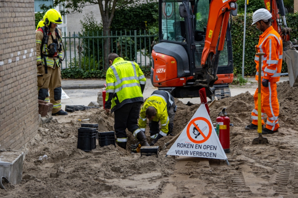 Gasleiding in Warmoezenierstraat geraakt tijdens graafwerkzaamheden