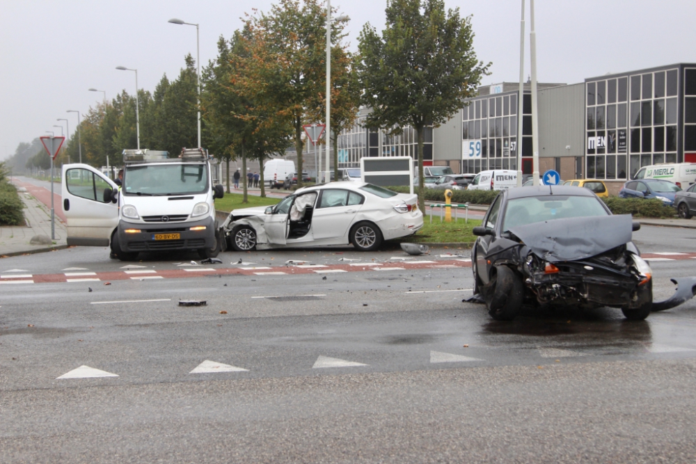 Behoorlijke schade bij botsing tussen drie voertuigen