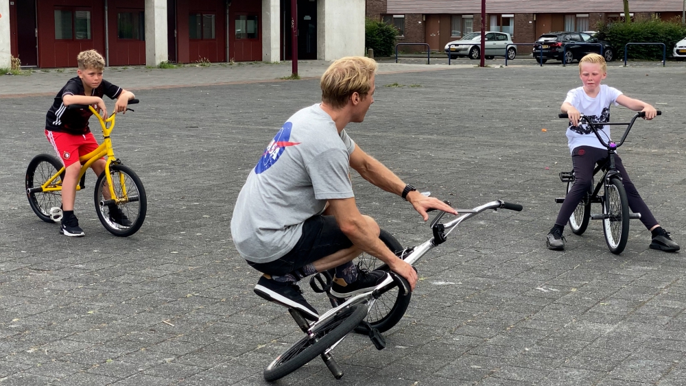 “Misschien zit er een nieuwe kampioen tussen!” Schiedamse jeugd oefent hard bij BMX-cursus