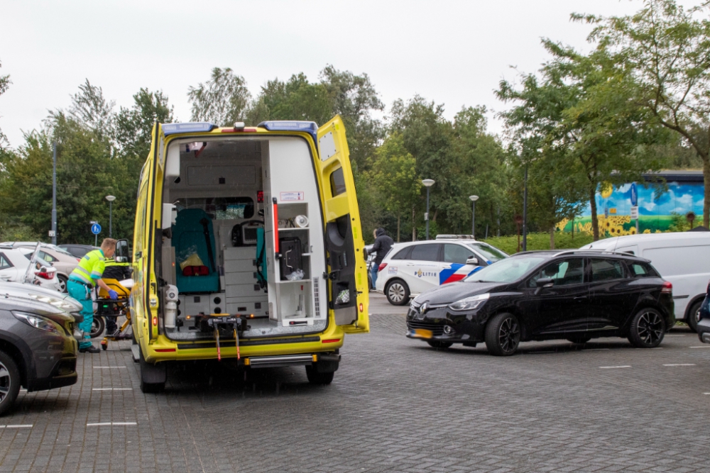 Botsing tussen auto en scooter op parkeerplaats Bachplein