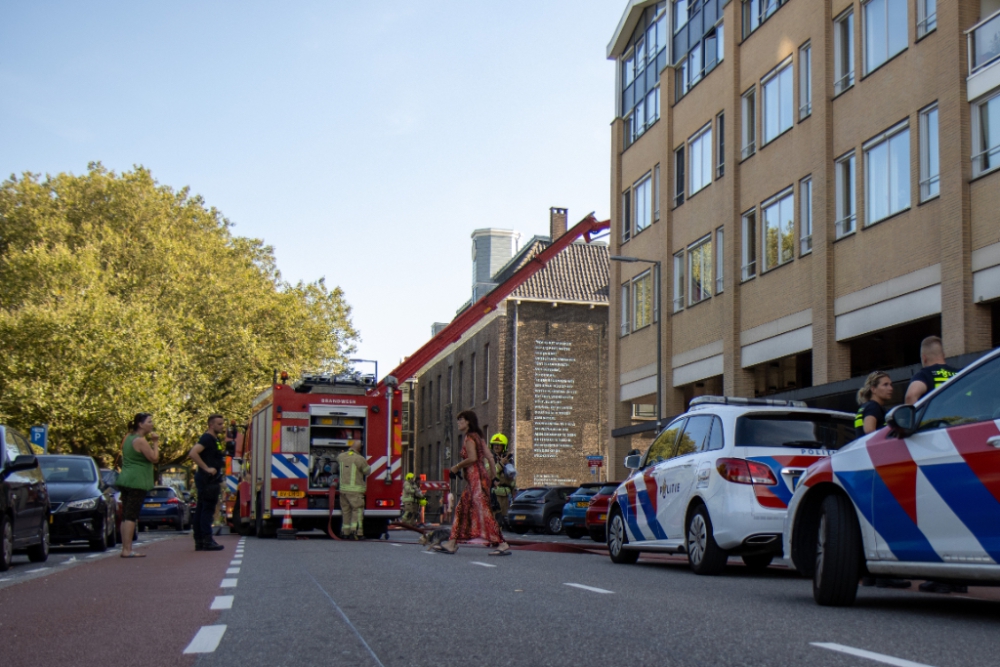 Brand op dakterras Lange Nieuwstraat, brandweer verricht sloopwerkzaamheden