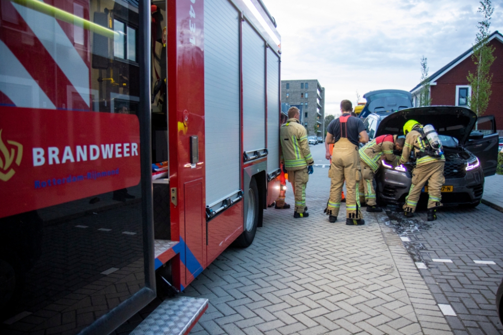 Brand onder motorkap van auto op de Esther Vergeerstraat