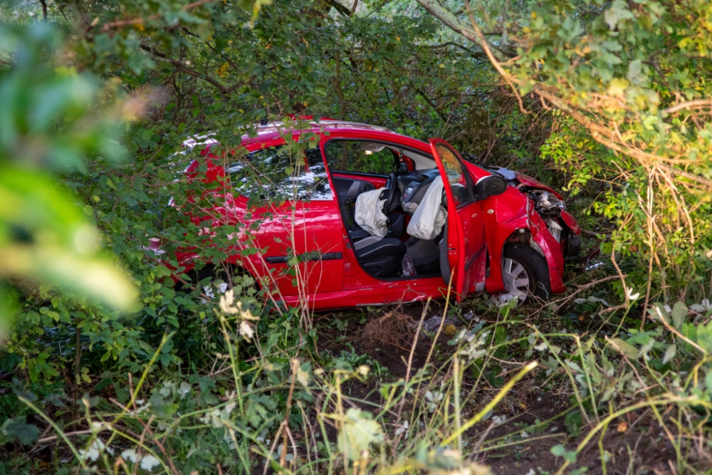 Auto vliegt op afrit snelweg uit de bocht en raakt een boom