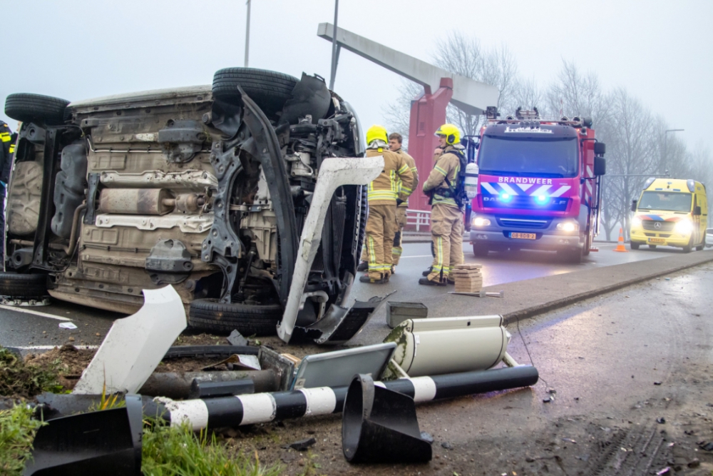 Beschonken bestuurder ramt verkeerslicht uit de grond