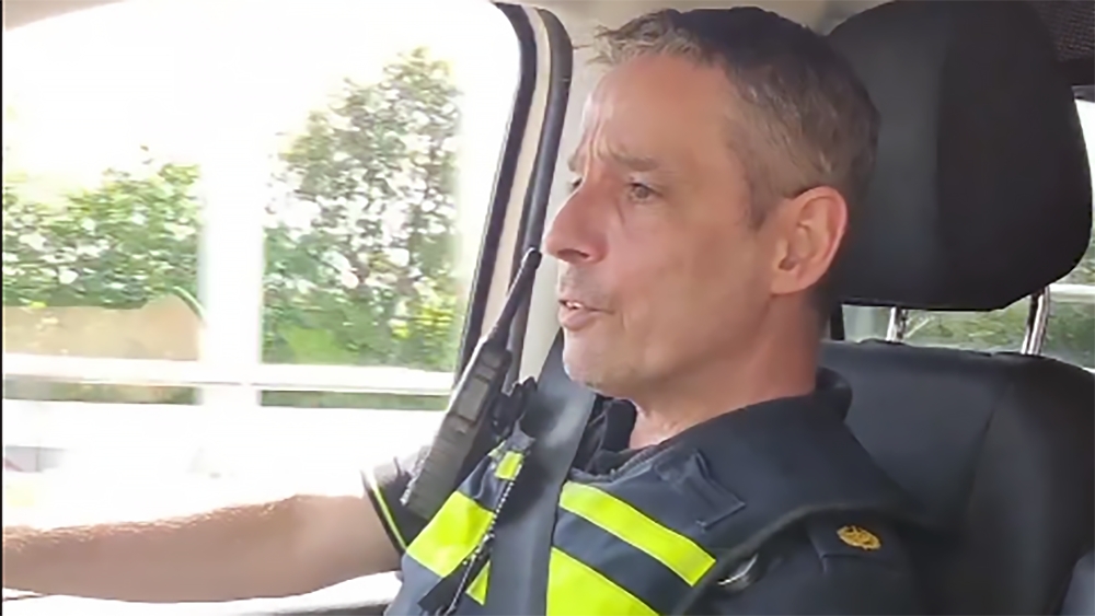 Man slaat z&#039;n moeder en belandt op Moederdag in de cel