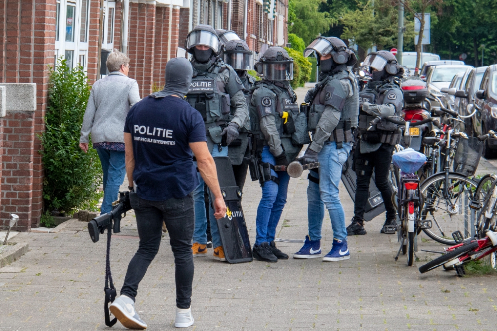 Arrestatieteam houdt verdachte aan in woning Van Beverenstraat