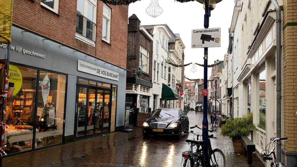 Gemeente zet camera’s in tegen overlast Hoogstraat: ‘Ze rijden als gekken’