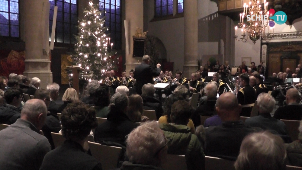 Kerstzang bij kaarslicht in Grote of Sint Janskerk