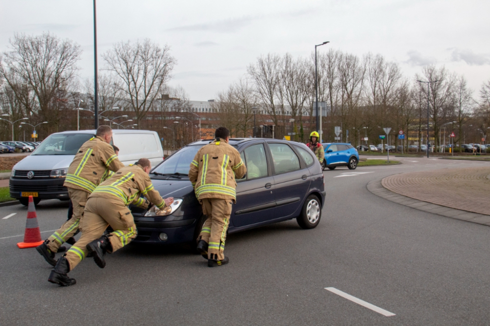 Auto komt midden op rotonde tot stilstand met rook uit de motorkap