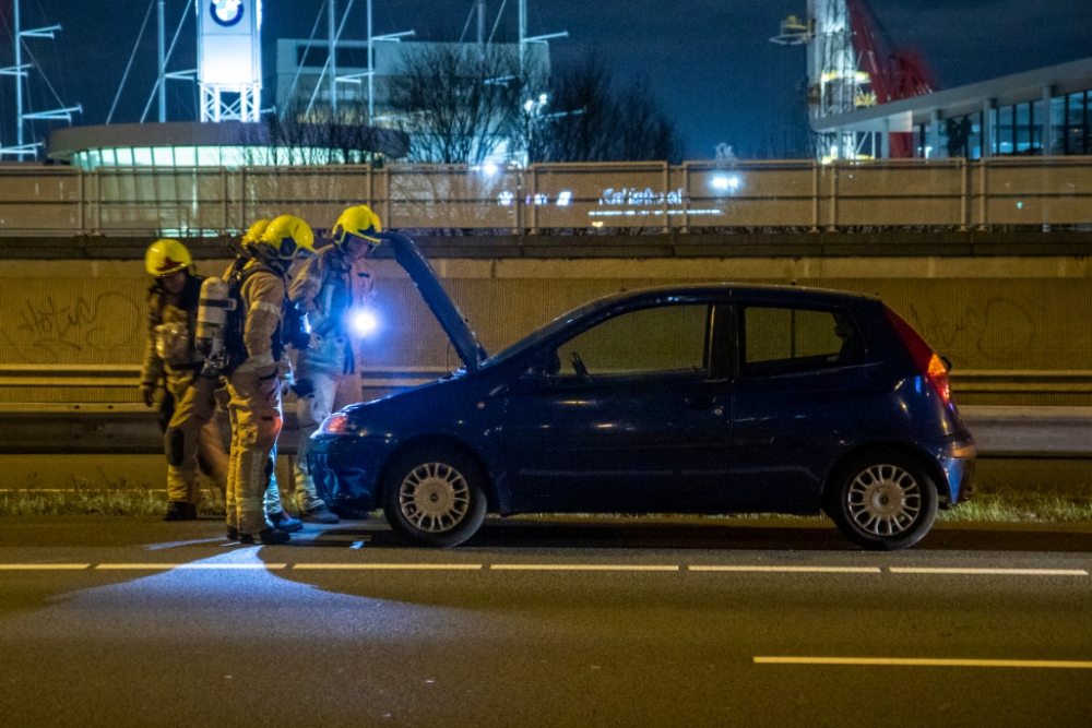 Brand onder de motorkap op de snelweg