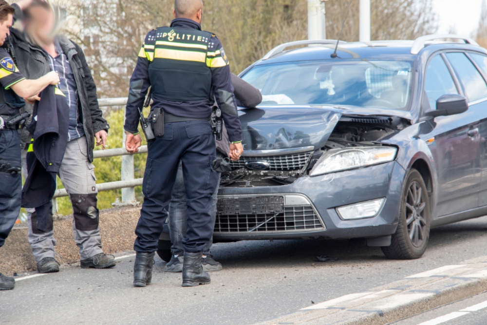 Verkeersdrukte op de Giessenbrug bij Spaanse Polder na aanrijding