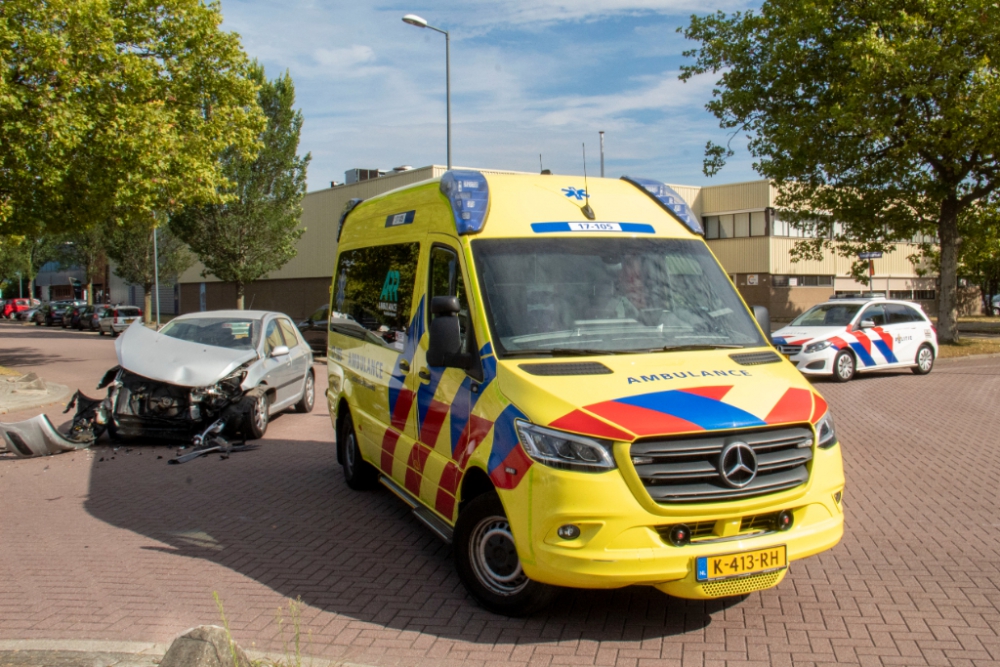 Twee auto&#039;s flink beschadigd bij aanrijding Van Heekstraat