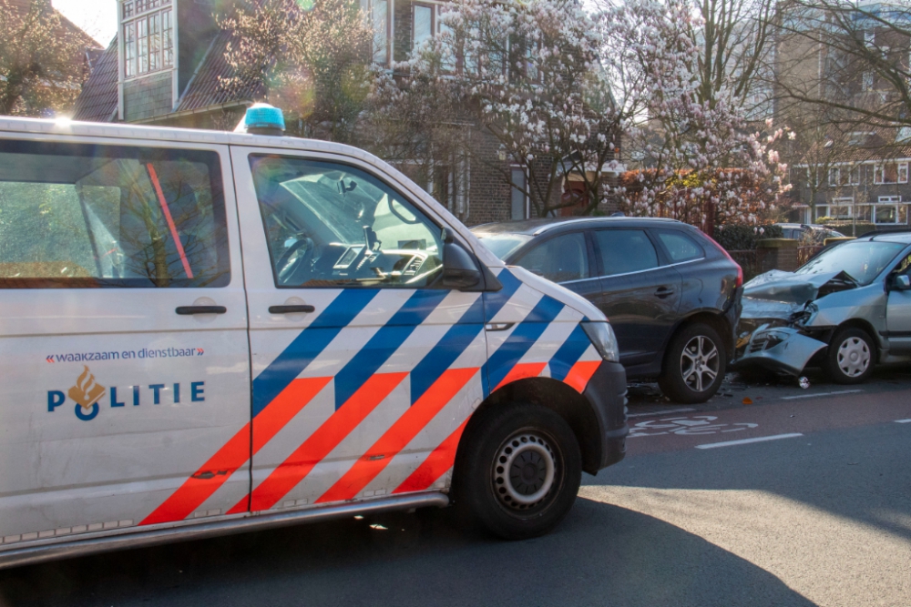 Flinke schade aan drie auto&#039;s door aanrijding op de Willem de Zwijgerlaan