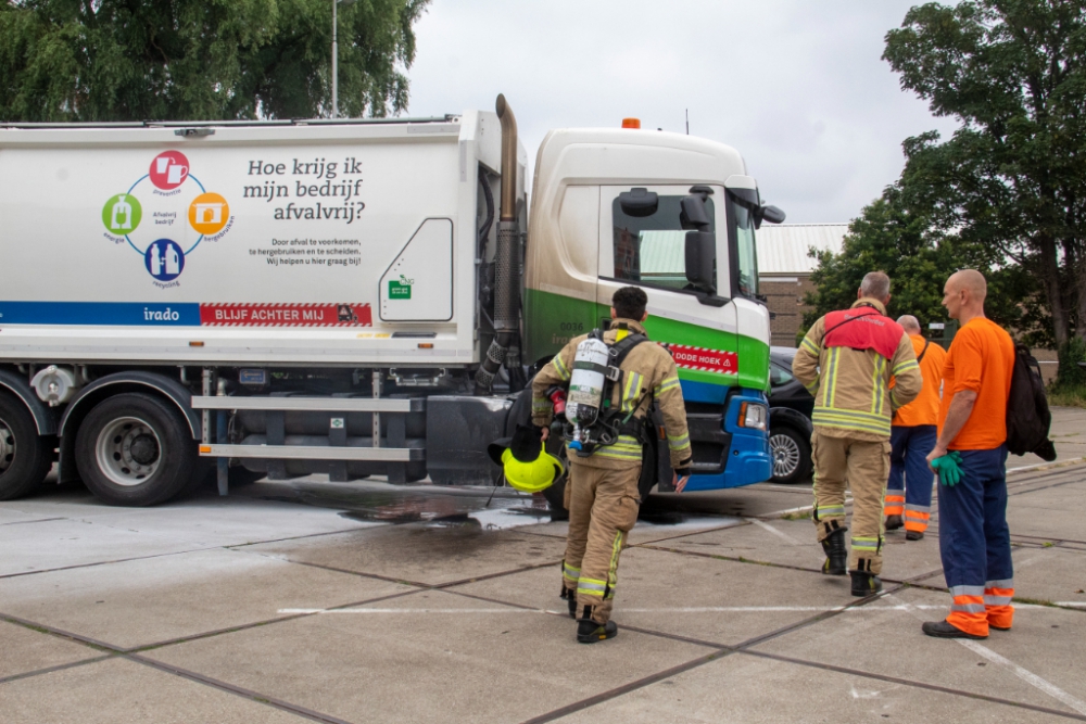 Vlammen komen uit vuilniswagen op de Buitenhavenweg