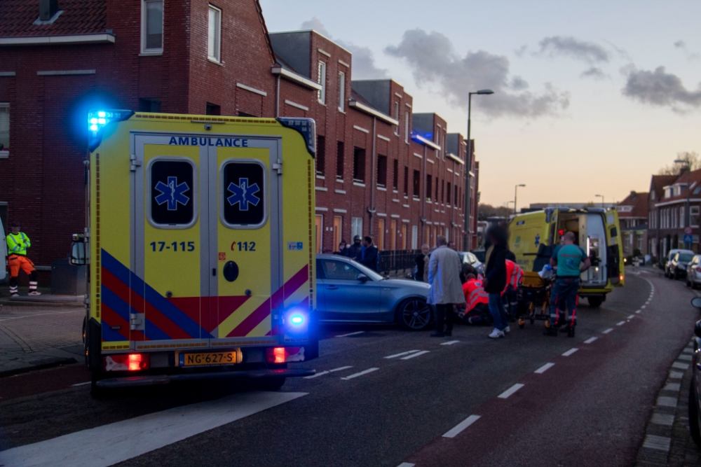 Twee gewonden na aanrijding auto en scooter op de Aleidastraat