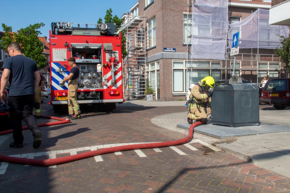 Brandweer heeft bijna geen tijd voor een containerbrandje in West