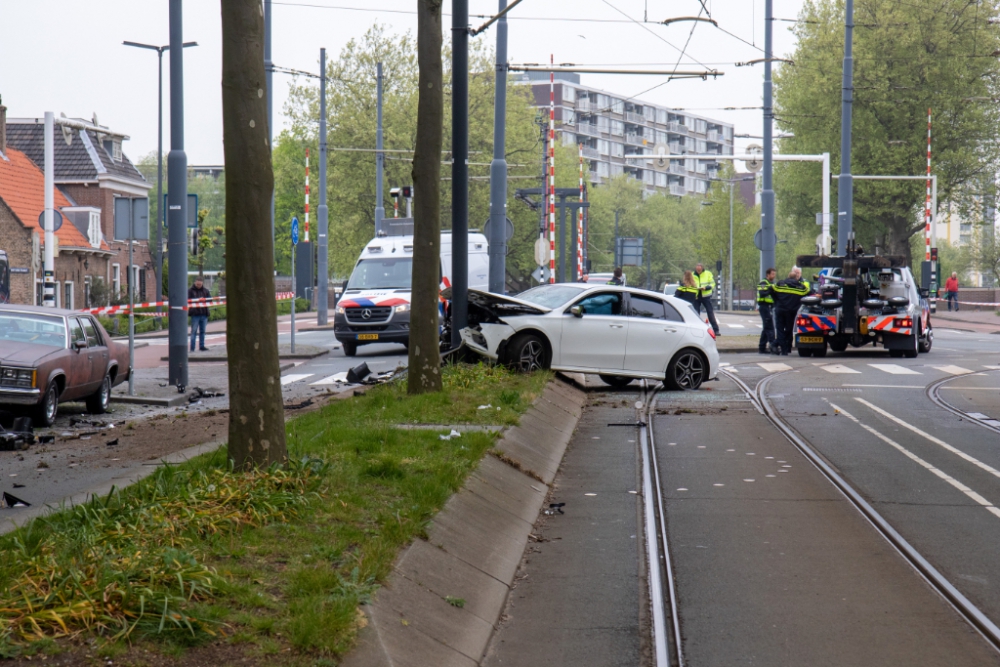 Auto rijdt vol op verkeerspaal op Broersvest; tramverkeer gestremd door ongeval