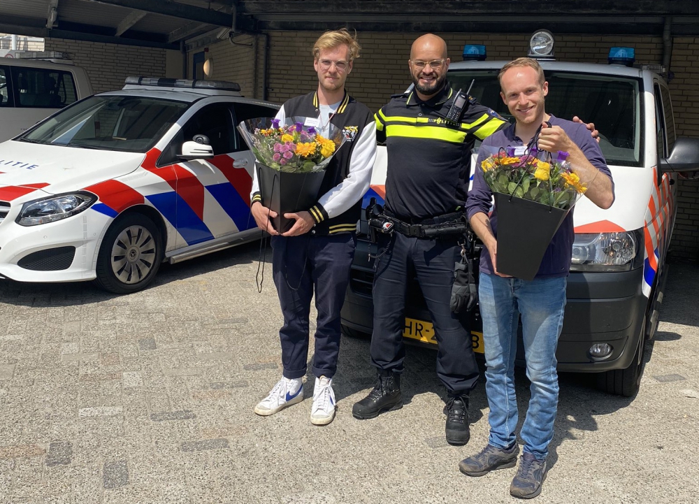 Politie zet helden in het zonnetje: Robert en Jonas haalden vrouw uit te water geraakte auto