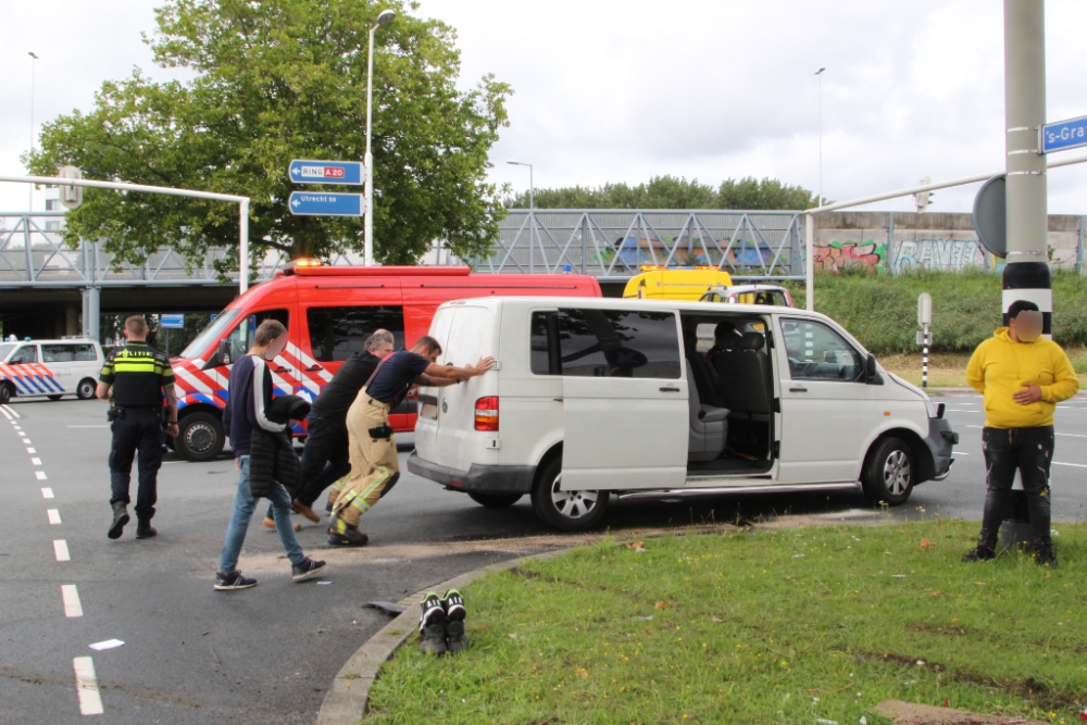 Net gekochte bestelbus weggesleept na aanrijding