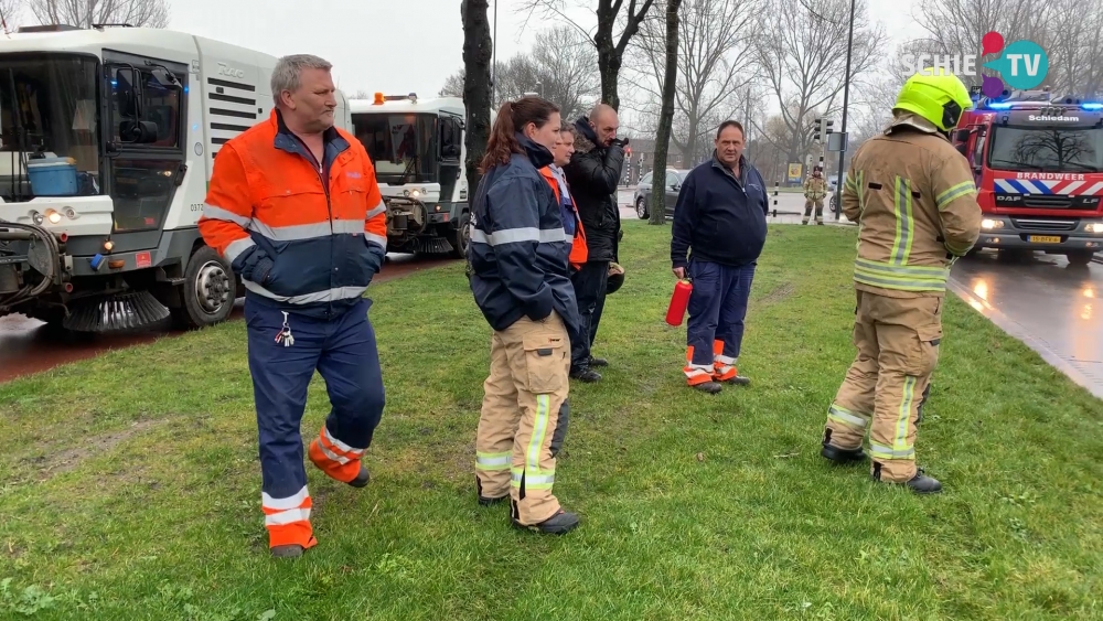 Medewerkers veegwagentje Irado blussen autobrand