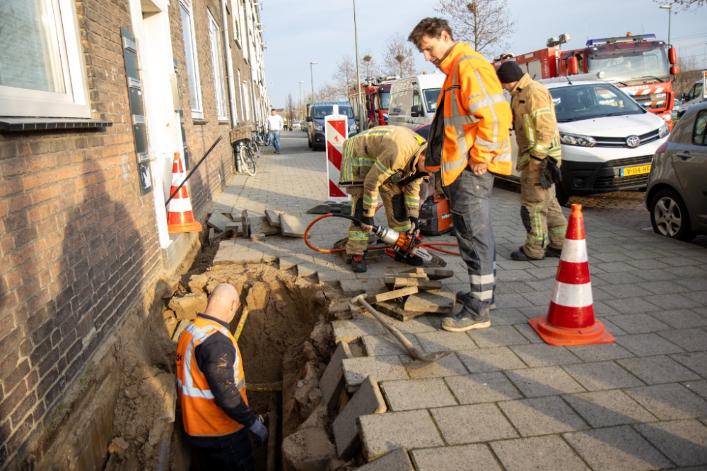 Sinkhole van zes meter door gesprongen waterleiding in Vlaardingen